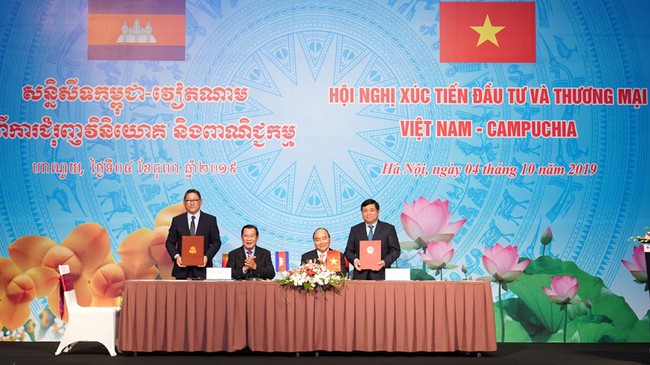 PM Nguyen Xuan Phuc and his visiting Cambodian counterpart Samdech Techo Hun Sen witness the signing of a memorandum of understanding on cooperation between the Vietnamese Ministry of Planning and Investment and the Council for Development of Cambodia. (Photo: Tran Hai/NDO)