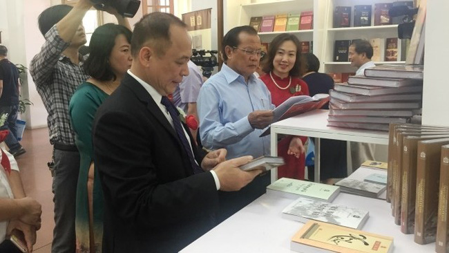 The delegates reading books at the launching ceremony (Photo: NDO)
