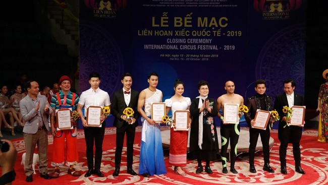 The best artists are honoured at the closing ceremony of the international circus festival in Hanoi. (Photo: HNM)
