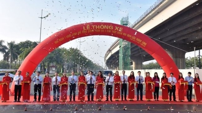 The ribbon-cutting ceremony to open the expanded Pham Van Dong Street to traffic (Photo: Duy Linh)