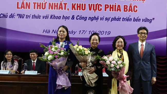 Deputy PM Vu Duc Dam congratulates female intellectuals at the conference. (Photo: VGP)