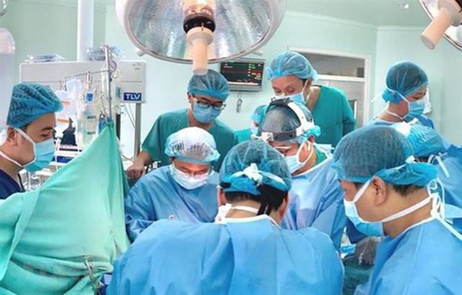 Doctors in Hue Central Hospital performs the liver transplant.