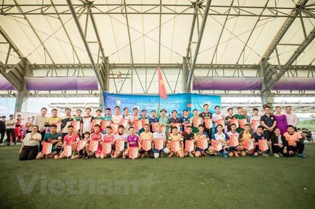 Participating teams' representatives pose for a group photo