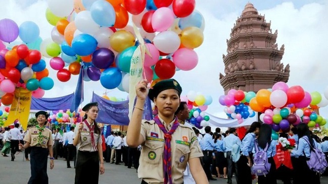 Cambodian students celebrate Independence Day in front of Phnom Penh's Independence Monument in 2016. (Photo: Phnom Penh Post)