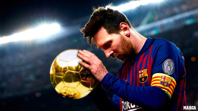 Quả bóng Vàng thứ 6 đã đến với Messi, ngôi sao của Barcelona và đội tuyển Argentina. Bức ảnh này sẽ cho bạn thấy niềm hạnh phúc và niềm tự hào vô hình của anh ta khi giành được danh hiệu này. Bạn không nên bỏ qua cơ hội để thưởng thức bức ảnh này.