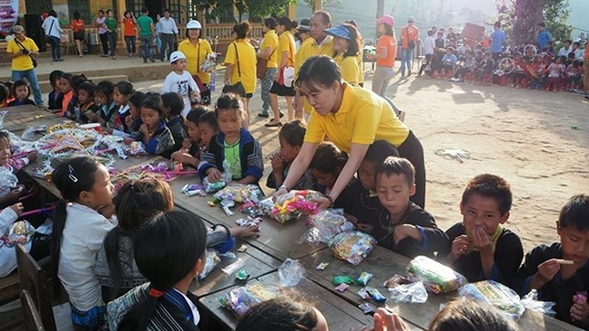 A charity tour to a school in a mountainous locality organised by Vietravel