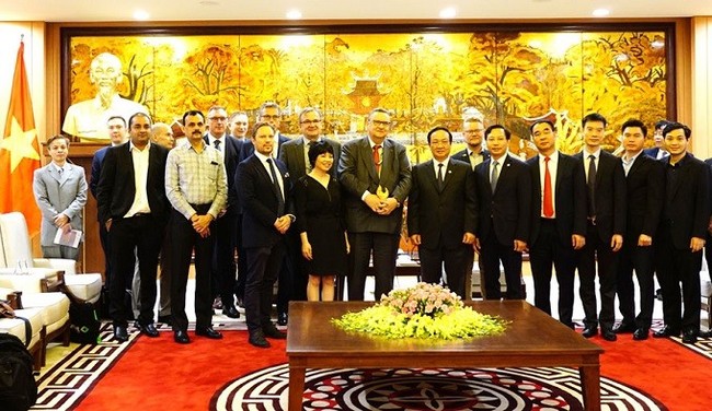 Hanoi officials and Finnish guests pose for a photo together during their meeting on October 3. (Photo: Hanoimoi)
