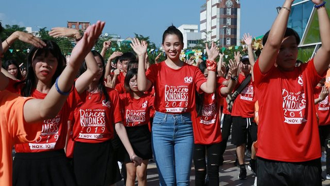 Miss Vietnam 2018 Tran Tieu Vy (C) and Da Nang youngsters during the Dance For Kindness 2019, held in Da Nang City on November 17.