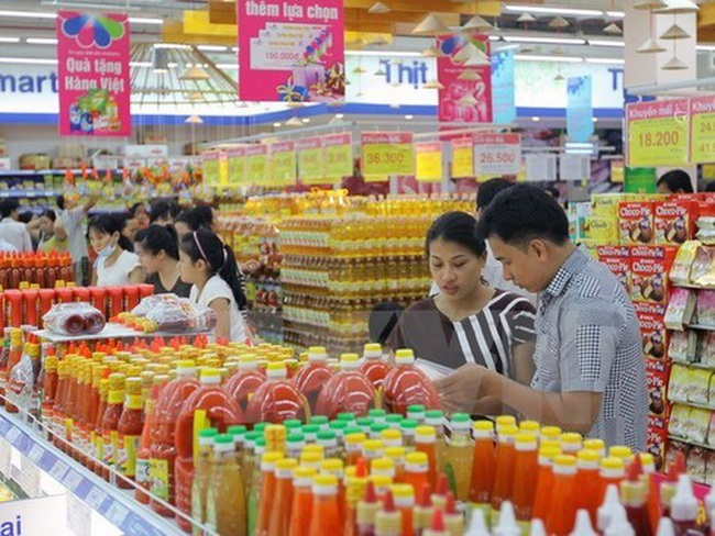People choose Vietnamese goods at Sai Gon Co-op Mart in HCM City. -- VNA/VNS Photo Thanh Vu