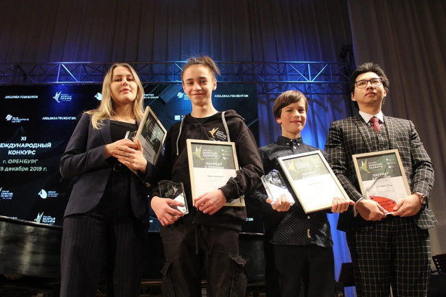 Cao Dinh Thang (first from right) at the awards ceremony