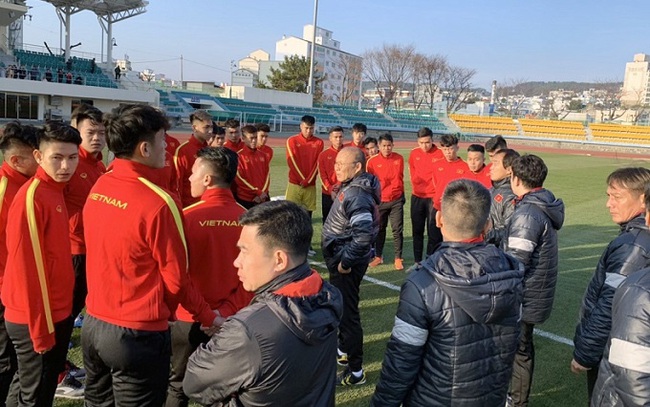 Coach Park Hang-seo and Vietnam U23s players during a training session in Tongyeong, Republic of Korea. (Photo: VFF)