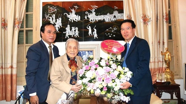 Politburo member Vo Van Thuong (R) paid a visit and offered congratulations to former Vice President Nguyen Thi Binh (M), who is former Minister of Education and Training (1976-1987)