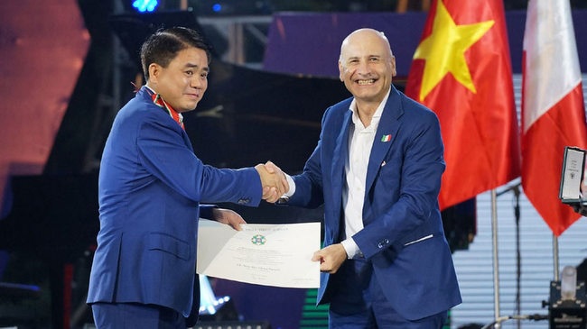 Chairman of Hanoi municipal People's Committee Nguyen Duc Chung receives the Order of Merit of Italy. (Photo: hanoimoi.com.vn)