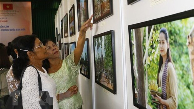 Visitors to the exhibition (Photo: VNA)