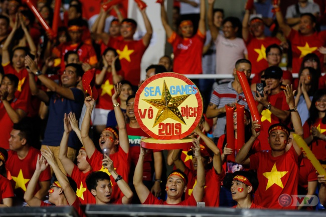 Hình ảnh về CĐV Việt Nam rạng rỡ trong ánh đèn sân cỏ, cùng sắc màu áo đỏ truyền thống, đánh dấu chiến thắng kịch tính của đội tuyển. Nếu bạn thích theo dõi bóng đá, đây chắc chắn là hình ảnh bạn không nên bỏ qua.