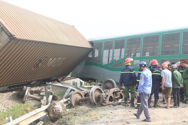 The scene of a crash between a train and a truck in Dien Truong commune of Dien Chau district, Nghe An province, on September 25