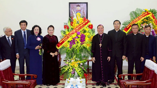 NA Chairwoman Nguyen Thi Kim Ngan and other delegates extend their Christmas greetings to dignitaries at the Hanoi Archdiocese. (Photo: hanoimoi)