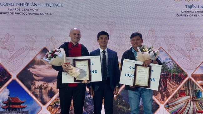 The organising committee presents two special prizes to the winning authors. (Photo: baotintuc.vn)