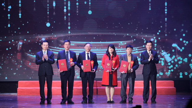 Authors of two A prizes are honoured at the awards ceremony. (Photo: Vietnamnet)