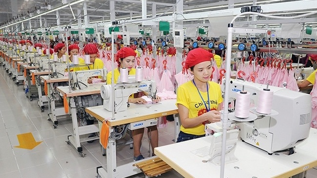 Workers at a garment factory in Hai Duong province (Photo: Xuan Hung)