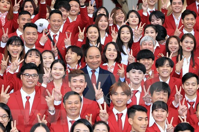 Prime Minister Nguyen Xuan Phuc poses a photo with the Vietnamese sports delegation at the 30th Southeast Asian (SEA) Games. (Photo: VNA)