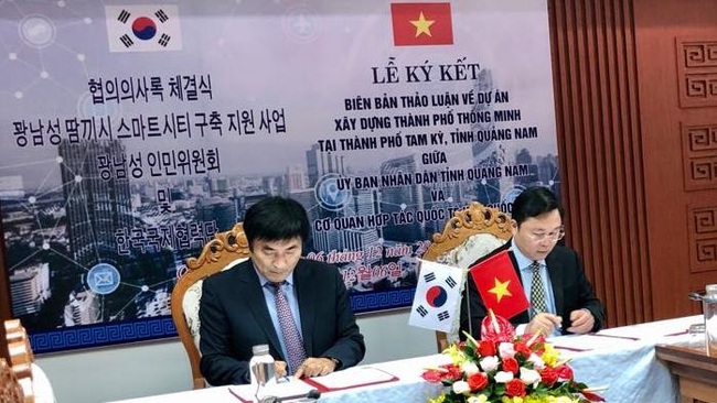 At the signing ceremony. (Photo: quangnam.gov.vn)