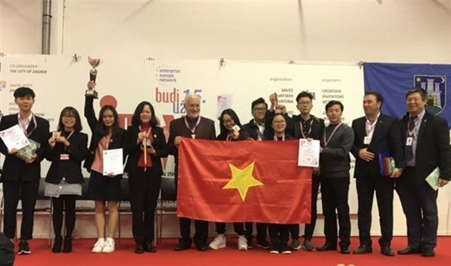 Vietnamese students compete at the invention show (Photo: VNA)