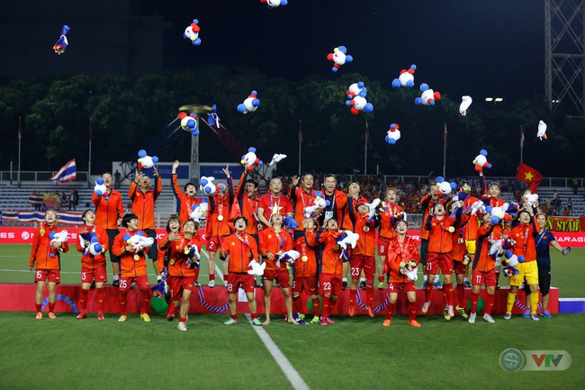 ĐT nữ Việt Nam: Xem hình ảnh đội tuyển nữ Việt Nam mang đến cho người hâm mộ những phút giây thăng hoa với các đường chuyền chính xác, pha đá bóng đầy tinh thần chiến đấu và niềm tự hào dành cho đất nước.