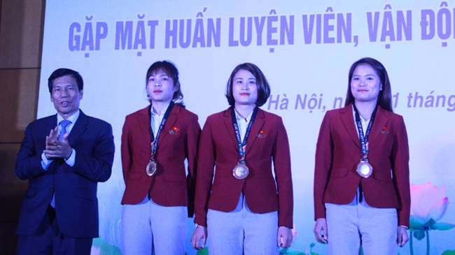 Excellent athletes honoured at the ceremony. (Photo: hanoimoi.com.vn)