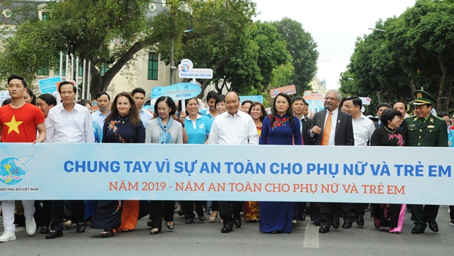 Prime Minister Nguyen Xuan Phuc joins a campaign to protect women and children. (Photo: Tran Hai/NDO)