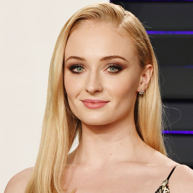 Trò chơi vương quyền phần 8: Sophie Turner tung 'hoả mù 