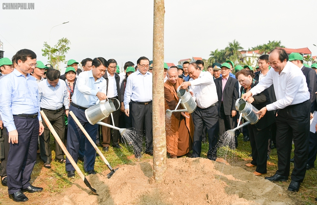 PM Nguyen Xuan Phuc (second from left) launches the New Year Tree Planting Festival in Dong Anh district, Hanoi. (Photo: VGP)