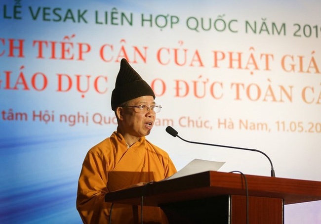 Most Venerable Thich Thanh Quyet addresses the discussion at Tam Chuc Pagoda in Ha Nam province on May 11 (Photo: VNA)