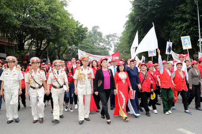 National Assembly Chairwoman Nguyen Thi Kim Ngan (front, fifth from right) joins officials and local residents in a walk around Hoan Kiem Lake in Hanoi on May 11 to popularise the Humanitarian Month (Photo: VNA)