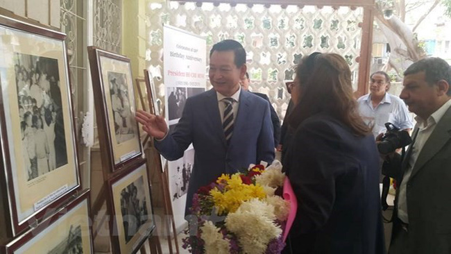 Within the framework of the event, the embassy held photo exhibition featuring President Ho Chi Minh, and displayed documents and newspapers on the late leader. (Photo: VNA)