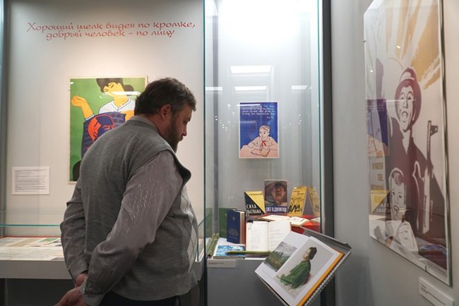 A visitor at the exhibition (Photo: VNA)