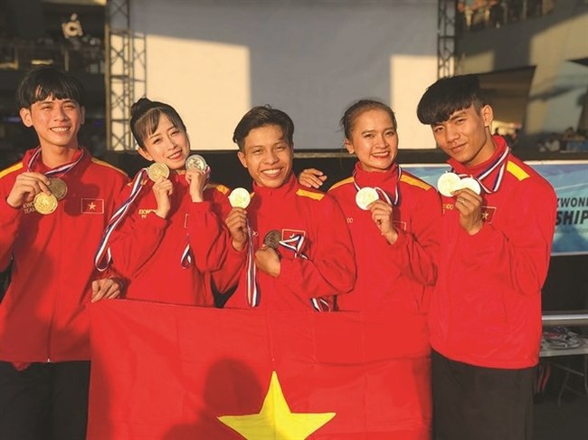 Vietnamese martial artists pose with their medals at the ASEAN Taekwondo Championship. (Photo: vothuat.vn)