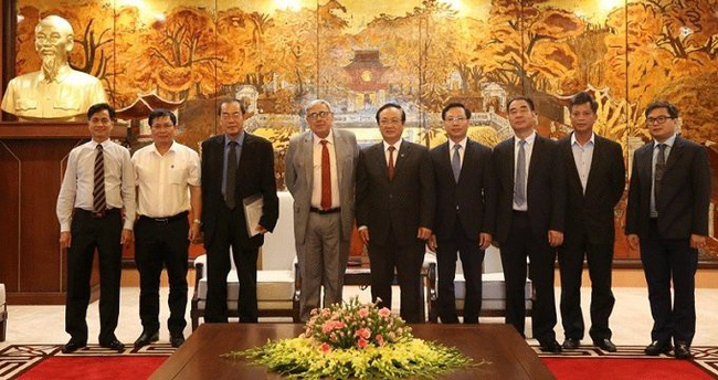 Vice Chairman of the Hanoi People’s Committee Nguyen The Hung (C) receives Jean Charles Nefgre (fourth from left), Politburo member of the French Communist Party (PCF).