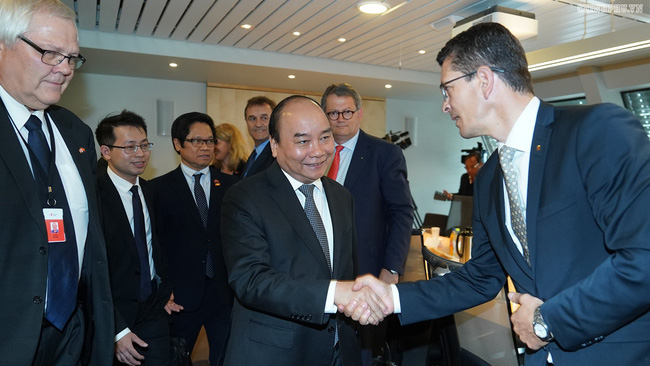 PM Nguyen Xuan Phuc receives leaders of Norwegian groups (Photo: NDO)