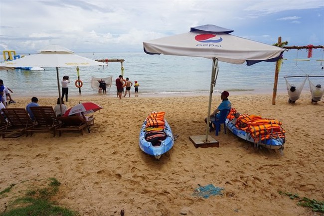 Travalers visit Phu Quoc island in Kien Giang province. (Photo: VNA)