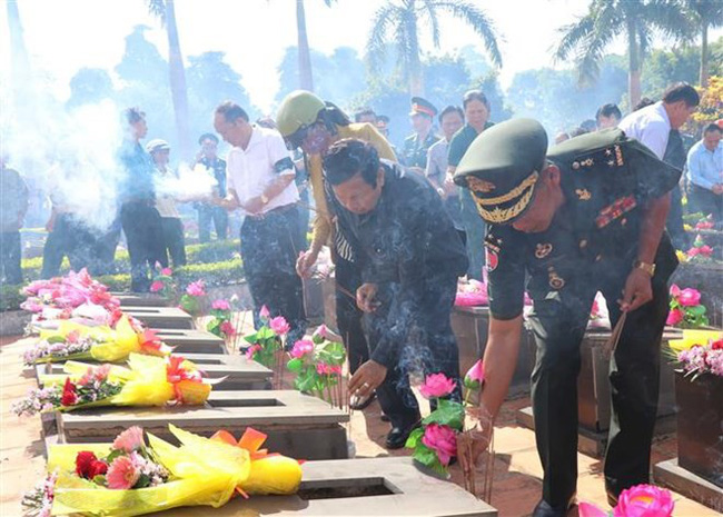 Delegates of the Royal Cambodian Army offer incense to the Vietnamese soldiers (Photo: VNA)