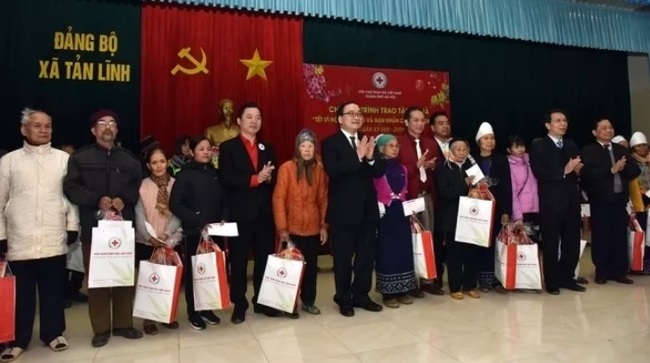Secretary of Hanoi municipal Party Committee, Hoang Trung Hai (seventh from left) presents Tet gifts to local policy beneficiaries in Ba Vi district on January 17. (Photo: NDO/Duy Linh)