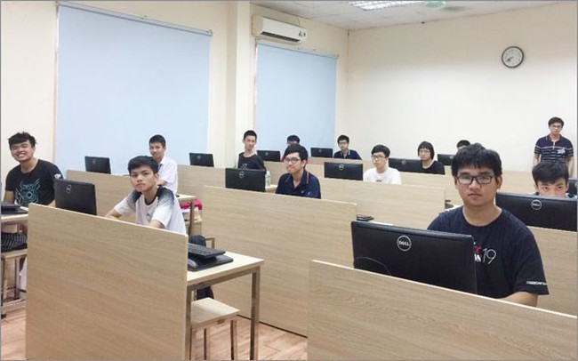 All the seven Vietnamese students participating at the recent 2019 Asia-Pacific Informatics Olympiad won silver medals, according to the Ministry of Education and Training.