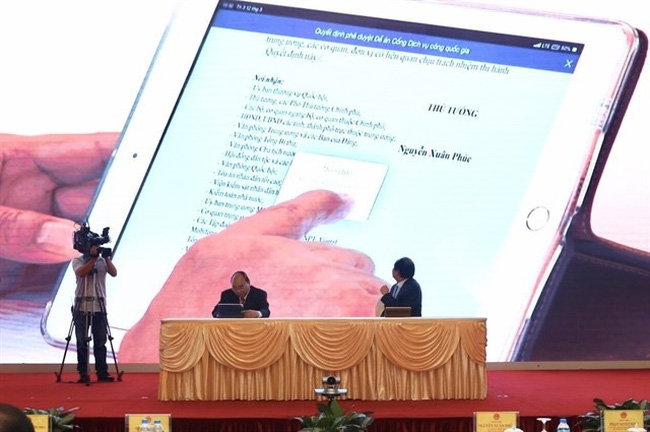 Prime Minister Nguyen Xuan Phuc launched the national e-document exchange platform in March 2019 (Photo: VNA)
