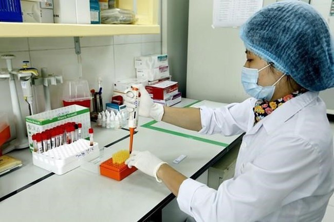 A doctor conducts a test at a hospital (Photo: VNA)