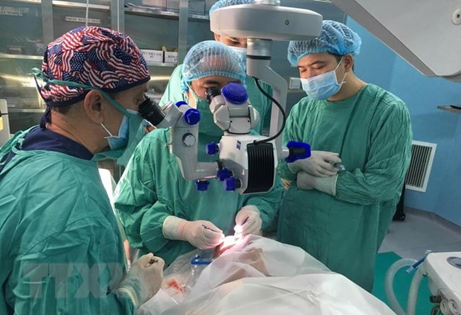 Doctors of Hue Central Hospital conduct cornea transplant for a patient (Source: VNA)