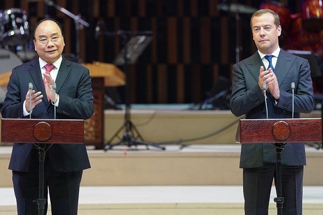 Prime Minister Nguyen Xuan Phuc (left) and his Russian counterpart Dmitry A. Medvedev attend the launching ceremony of the Vietnam-Russia Cross Year. (Photo: VGP)