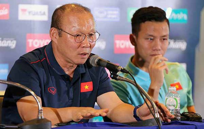 Coach Park Hang-seo speaks at the press conference.