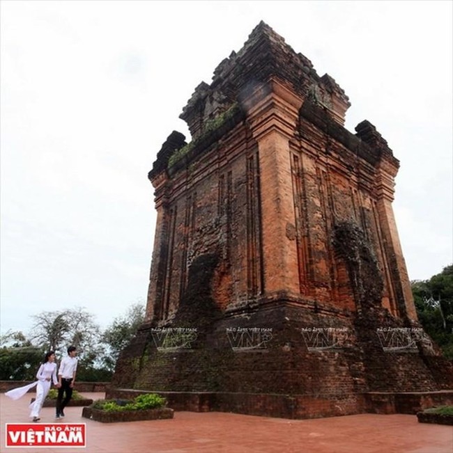 Nhan Tower was built by the Cham from the 10th to 13th century at Nhan Mountain on the Ba River side in Ward 1 in Tuy Hoa City. (Photo: VNA)