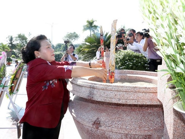 National Assembly Chairwoman Nguyen Thi Kim Ngan offers incense to the fallen soldiers. (Photo: VNA)